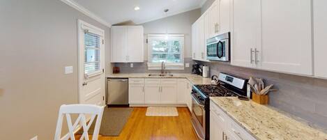 冷蔵庫、電子レンジ、オーブン、コンロ