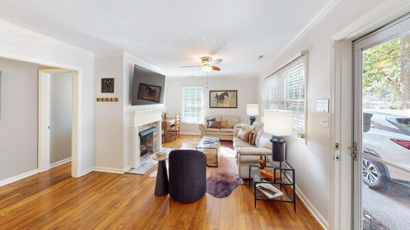 Smart TV, fireplace