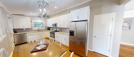 冰箱、微波炉、烤箱、炉灶