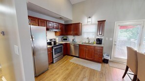 ثلاجة، ميكروويف، فرن، موقد طهي مسطح