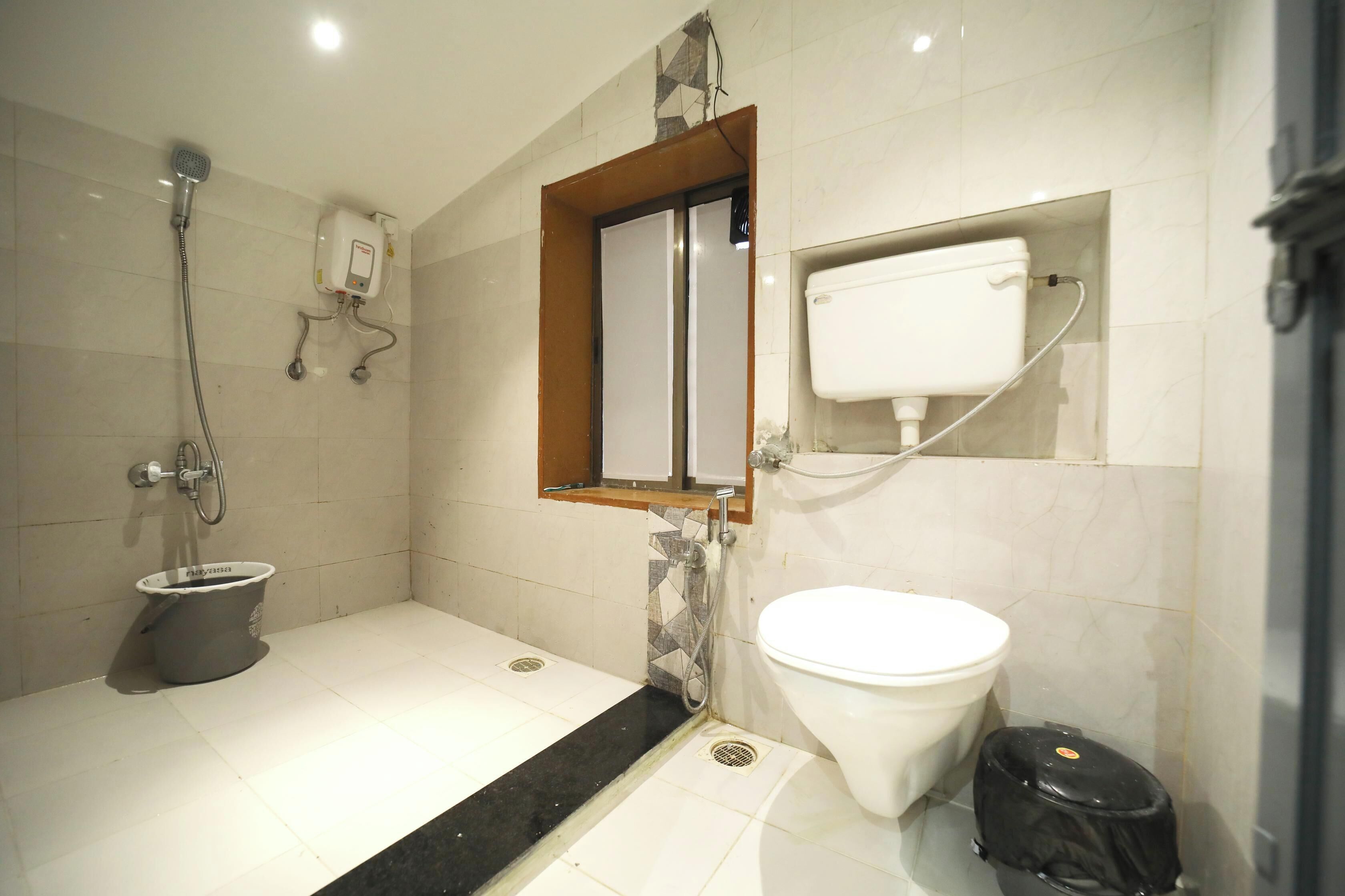 Un baño con inodoro, bidé y ducha.