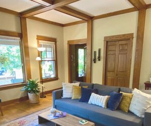 TV connectée, livres, écrans d'ordinateur