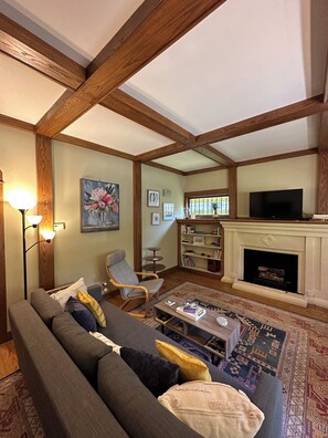 TV connectée, livres, écrans d'ordinateur