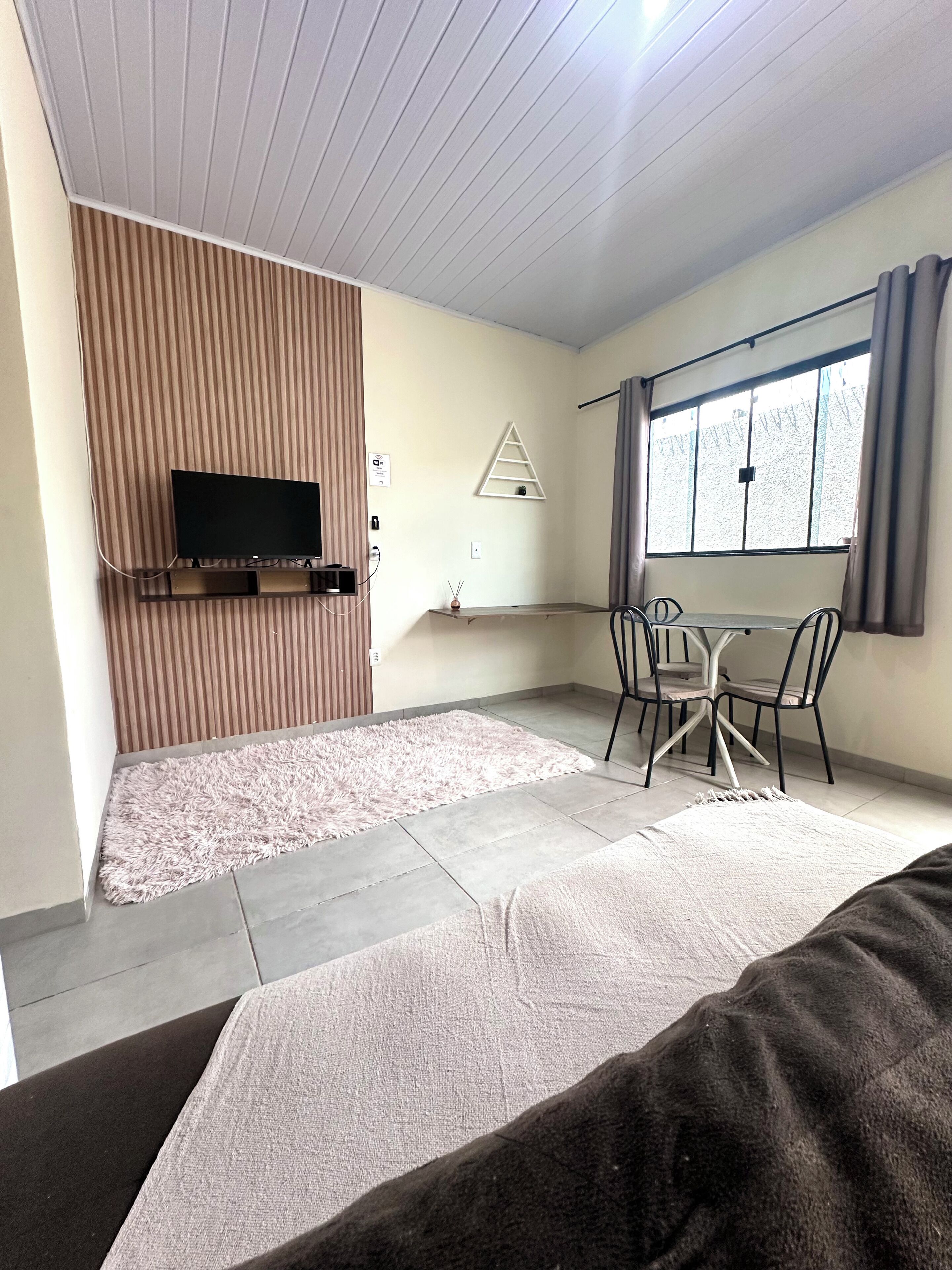 Casa geminada econômica | Área de estar | Smart TV 32 polegadas com canais digitais, Netflix