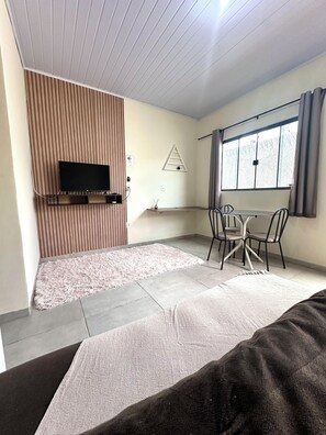 Economy Townhome | Living area