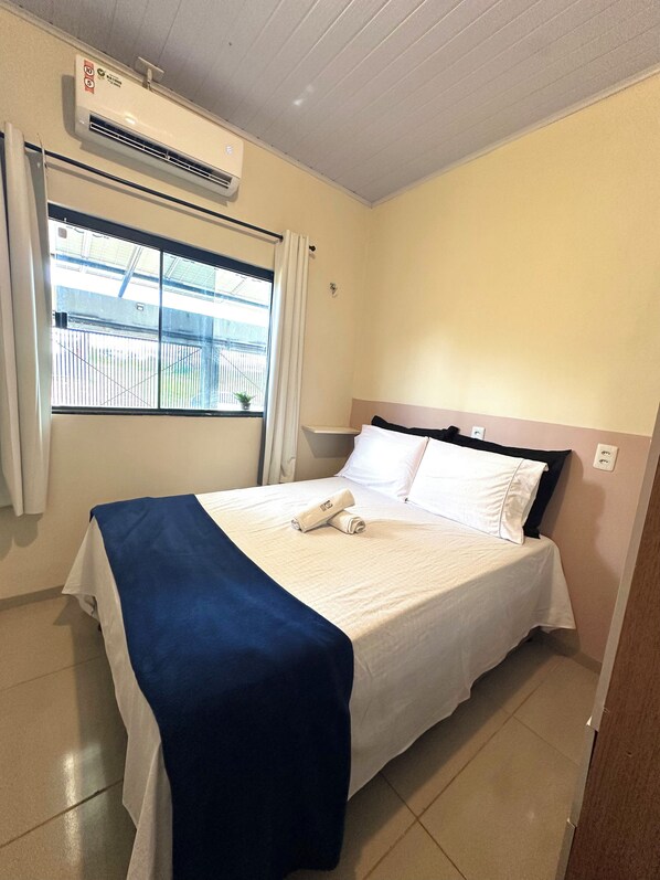 Economy-Stadtwohnung | Hochwertige Bettwaren, Verdunkelungsvorhänge, Bügeleisen/Bügelbrett