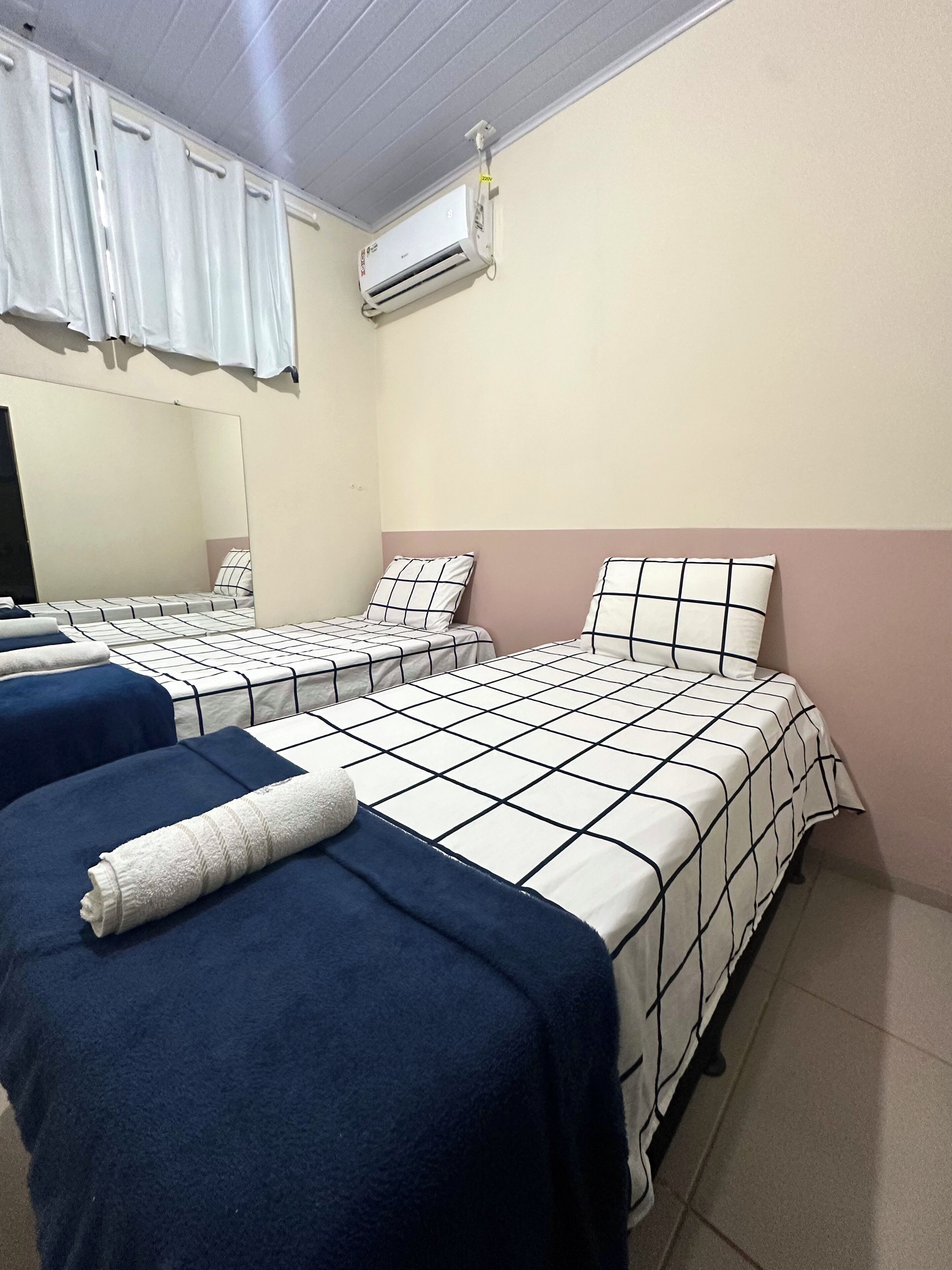 Casa geminada econômica | Roupas de cama premium, cortinas blackout, ferros/tábuas de passar roupa