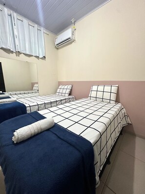 Economy-Stadtwohnung | Hochwertige Bettwaren, Verdunkelungsvorhänge, Bügeleisen/Bügelbrett