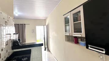 Economy Townhome | Private kitchen | Fridge, microwave, oven, toaster