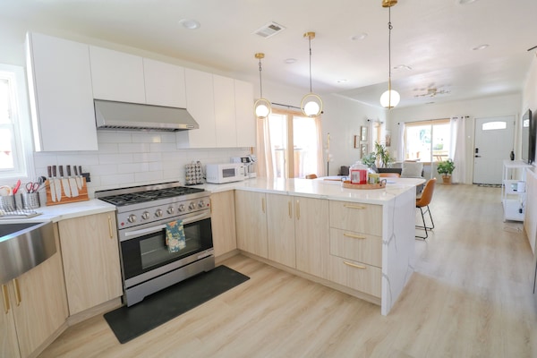 Chaise haute, blender, batterie de cuisine, vaisselle et ustensiles