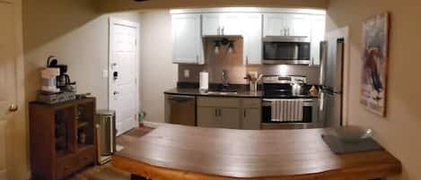 冷蔵庫、電子レンジ、オーブン、コンロ