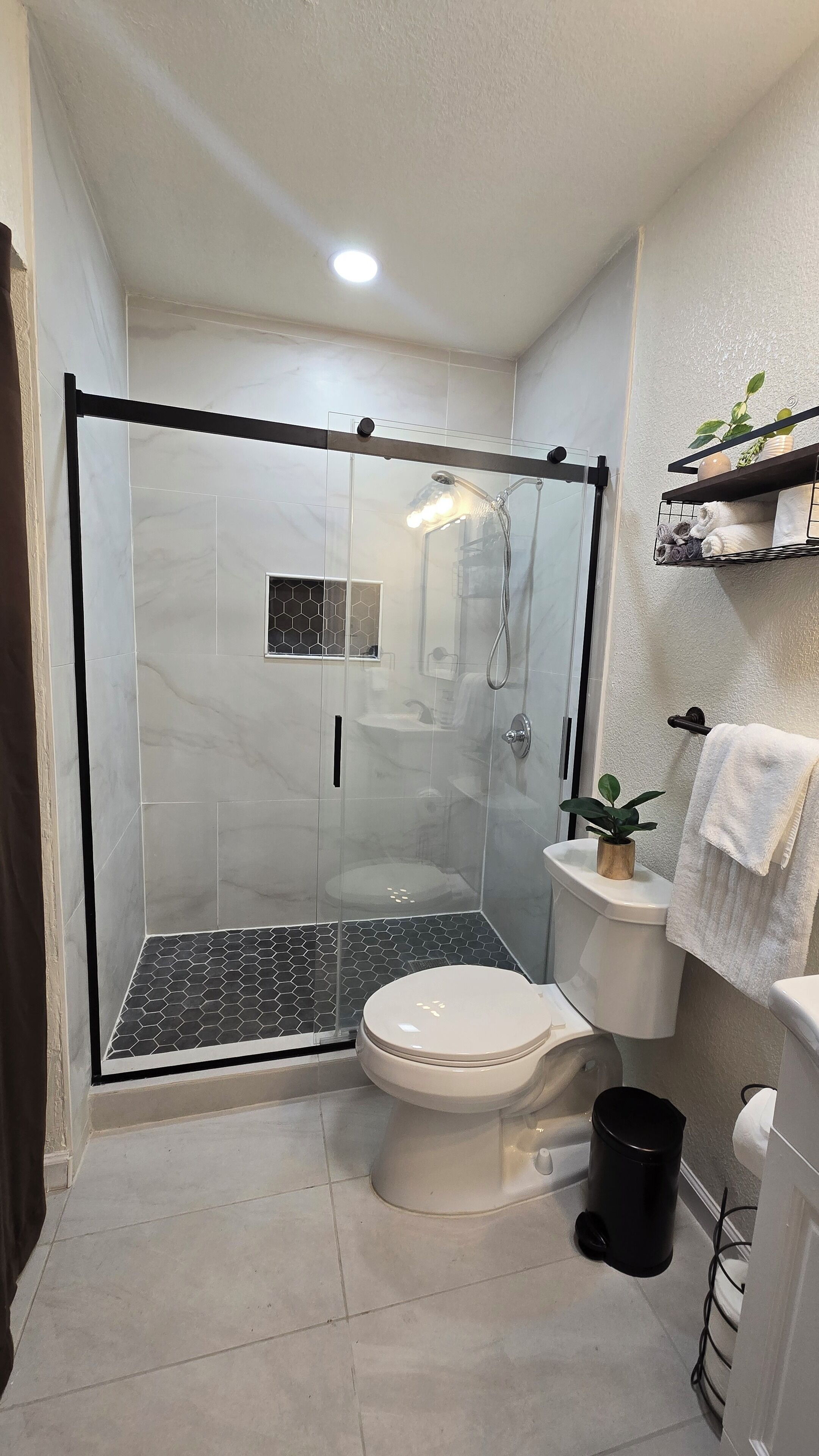 Een haardroger, handdoeken, zeep, shampoo