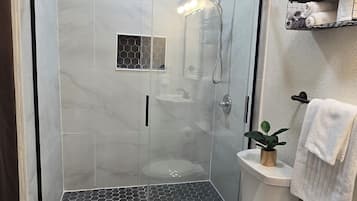 Een haardroger, handdoeken, zeep, shampoo