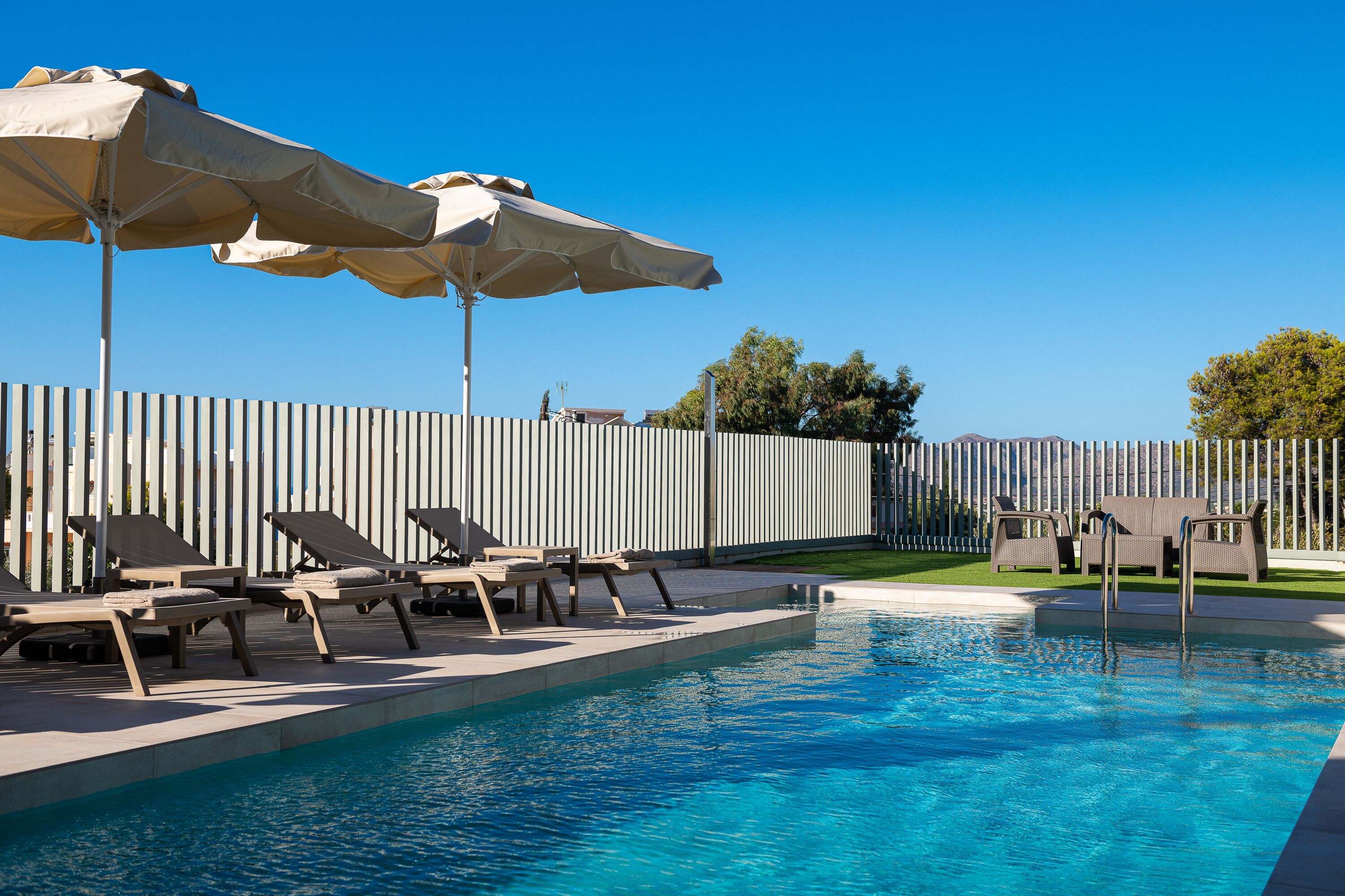 Hồ bơi ngoài trời phục vụ theo mùa 