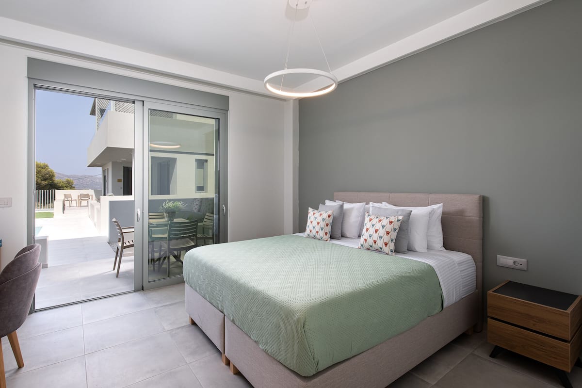 Superior suite | 1 slaapkamer, pillowtop-bedden, een bureau, een laptopwerkplek