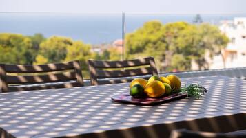 Una mesa con arreglos de fruta y vista al mar.