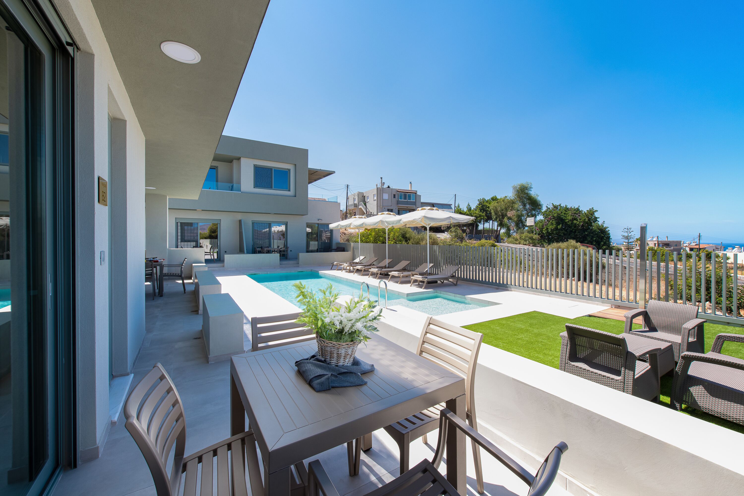 Deluxe Suite | Nệm có lớp đệm bông, bàn, khu vực làm việc phù hợp cho laptop 