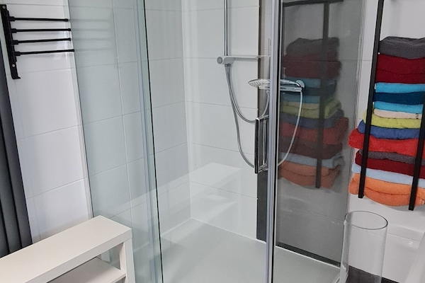 Douche, sĂšche-cheveux, serviettes fournies, papier toilette