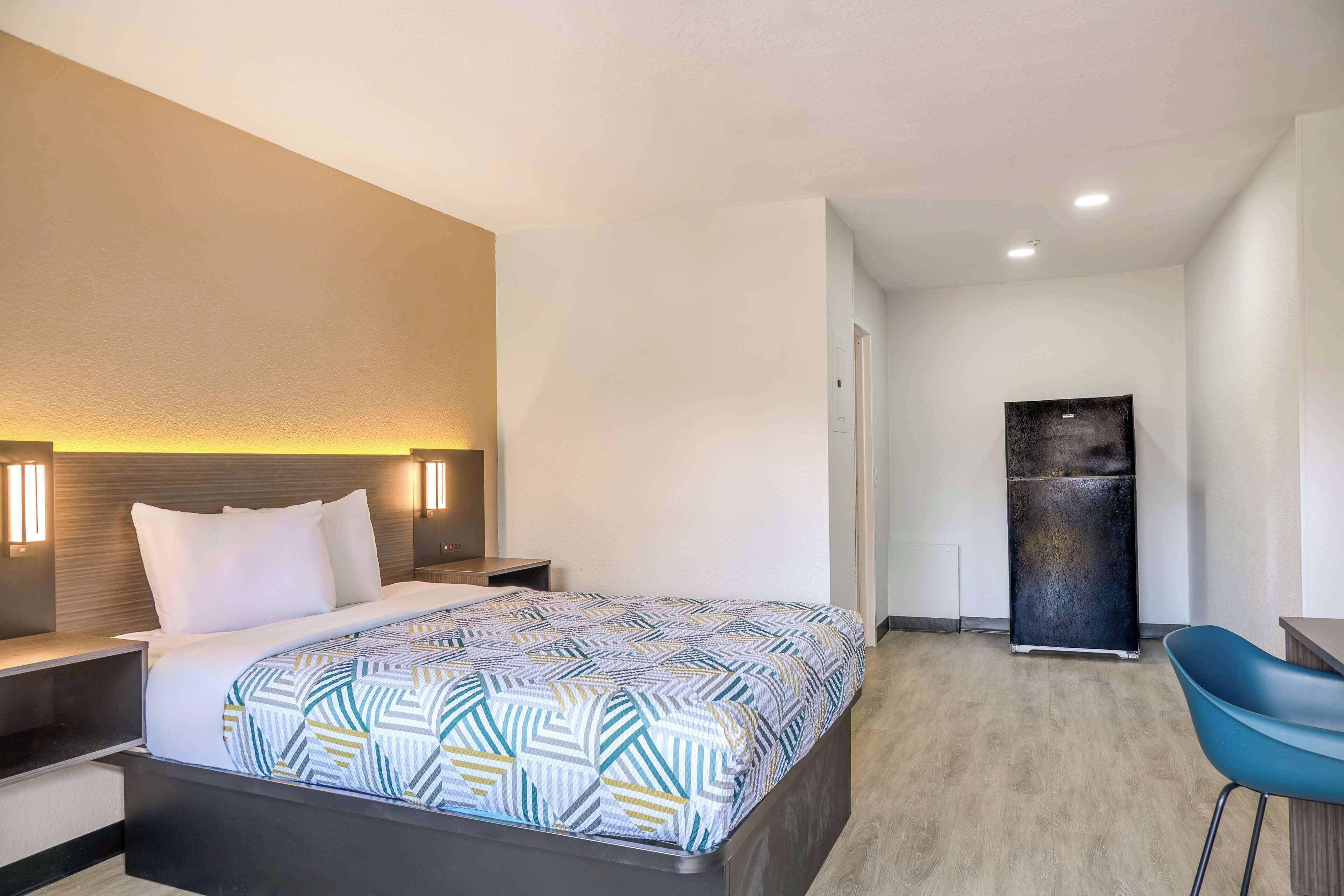 Blackout drapes, free WiFi, bed sheets