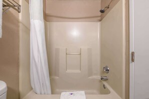 Combined shower/bathtub, towels