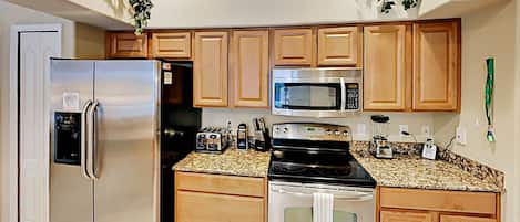 Stort kylskåp, mikrovågsugn, ugn och spishäll