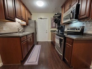 Køleskab, mikrobølgeovn, ovn, kogeplade