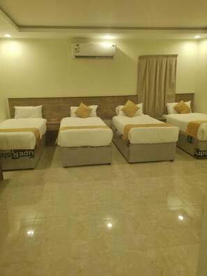 Een minibar, individueel gemeubileerd, verduisterende gordijnen