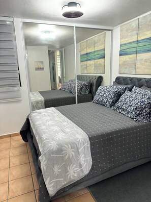 2 habitaciones, tabla de planchar con plancha y cuna de viaje