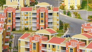 A coastal hotel with multiple buildings, a central road, and palm trees. - Exclusive Paradise Beach (Medianía Alta)