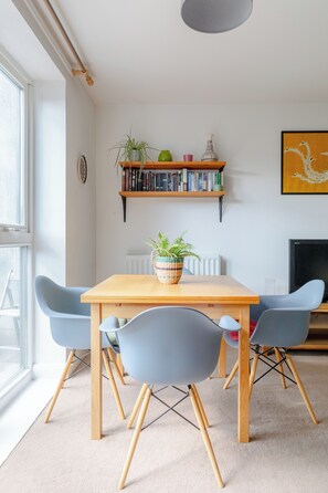 Dining - Radiant & Homey 1BD Flat, Hither Green! (London)