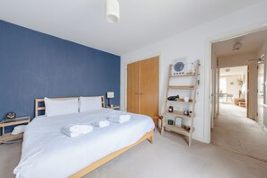 1 slaapkamer, een strijkplank/strijkijzer, internet, beddengoed