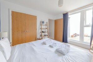 1 dormitorio, tabla de planchar con plancha, Internet y ropa de cama