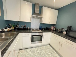 Frigorífico, microondas, horno y placa de cocina