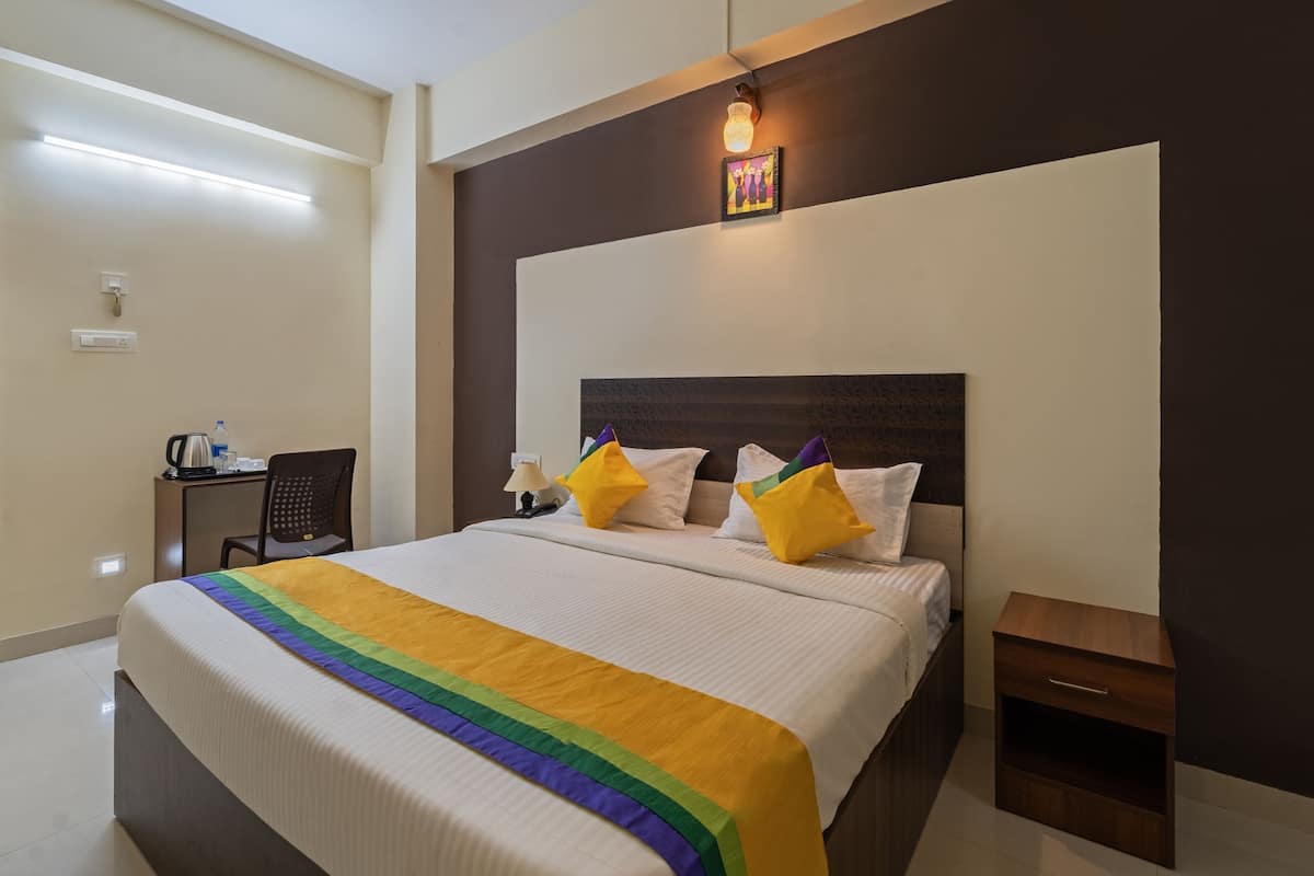 deluxe double room, non smoking | in-room safe, desk, free rollaway beds, bed sheets