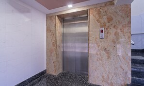 Elevator - Itsy Hotels Sri Mani'S Residency, Coimbatore Airport (Coimbatore)