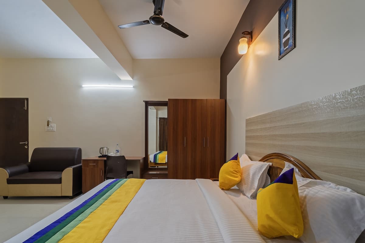 premium double room, non smoking | in-room safe, desk, free rollaway beds, bed sheets