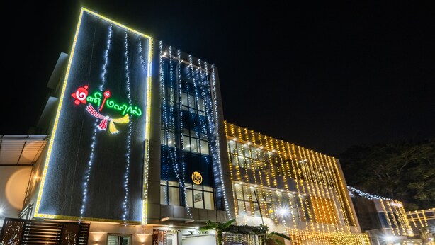 A building with vertical light strips and a sign with text. - Itsy Hotels Sri Mani'S Residency, Coimbatore Airport (Coimbatore)