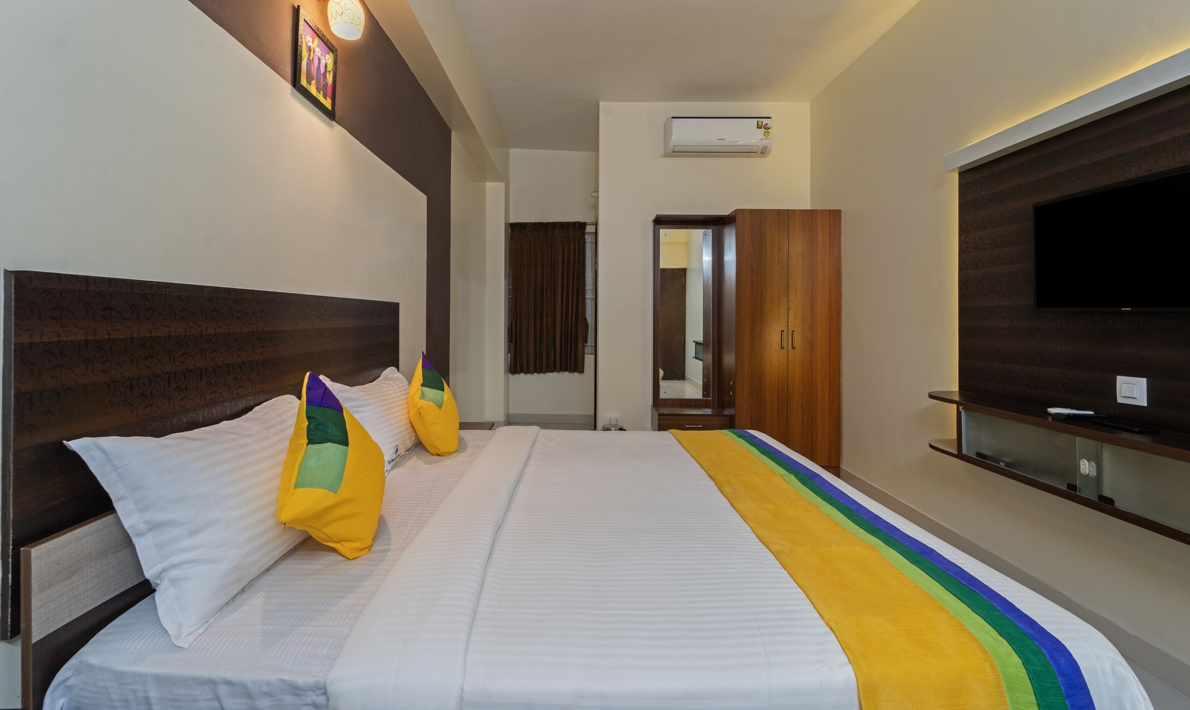 deluxe double room, non smoking | in-room safe, desk, free rollaway beds, bed sheets