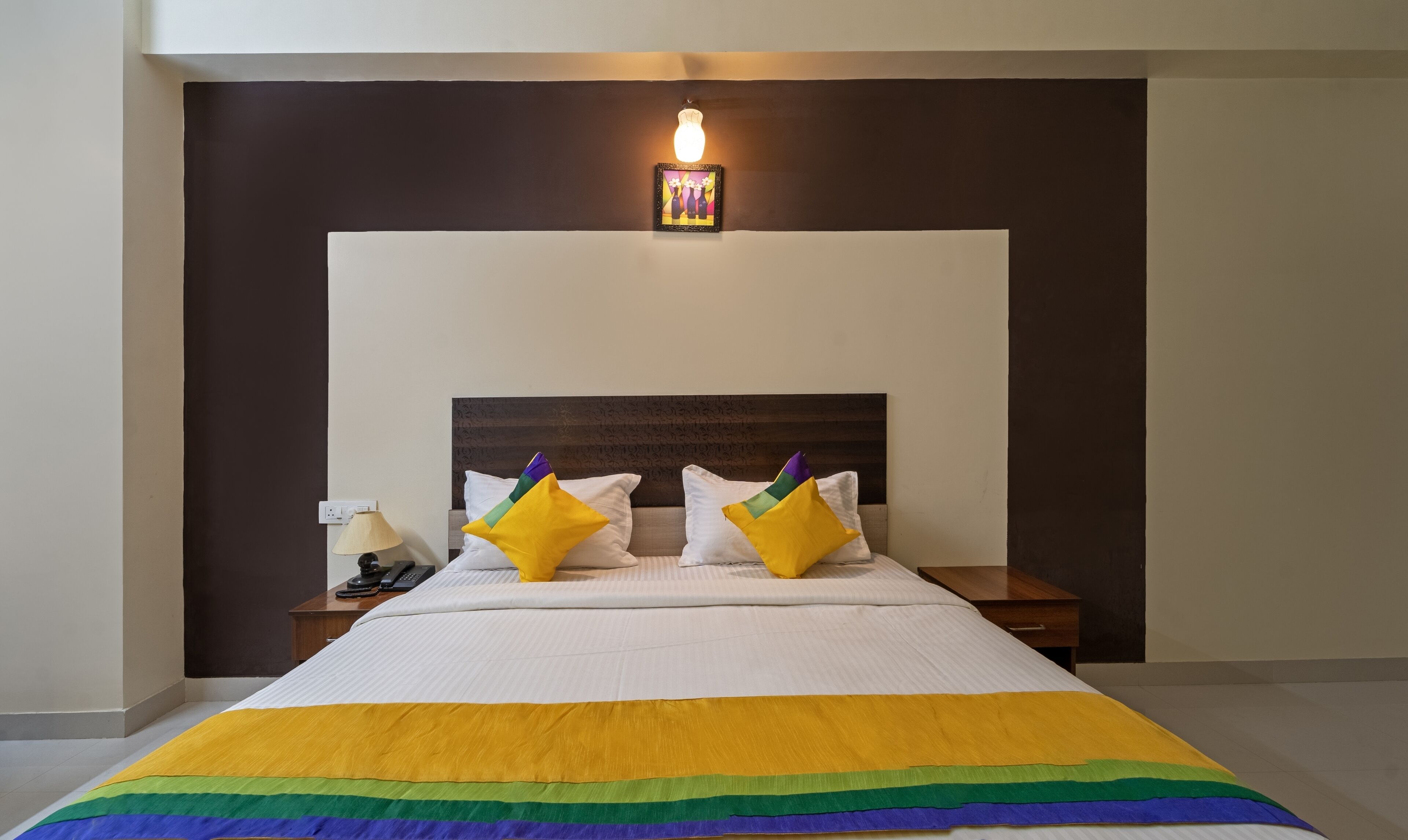 deluxe double room, non smoking | in-room safe, desk, free rollaway beds, bed sheets