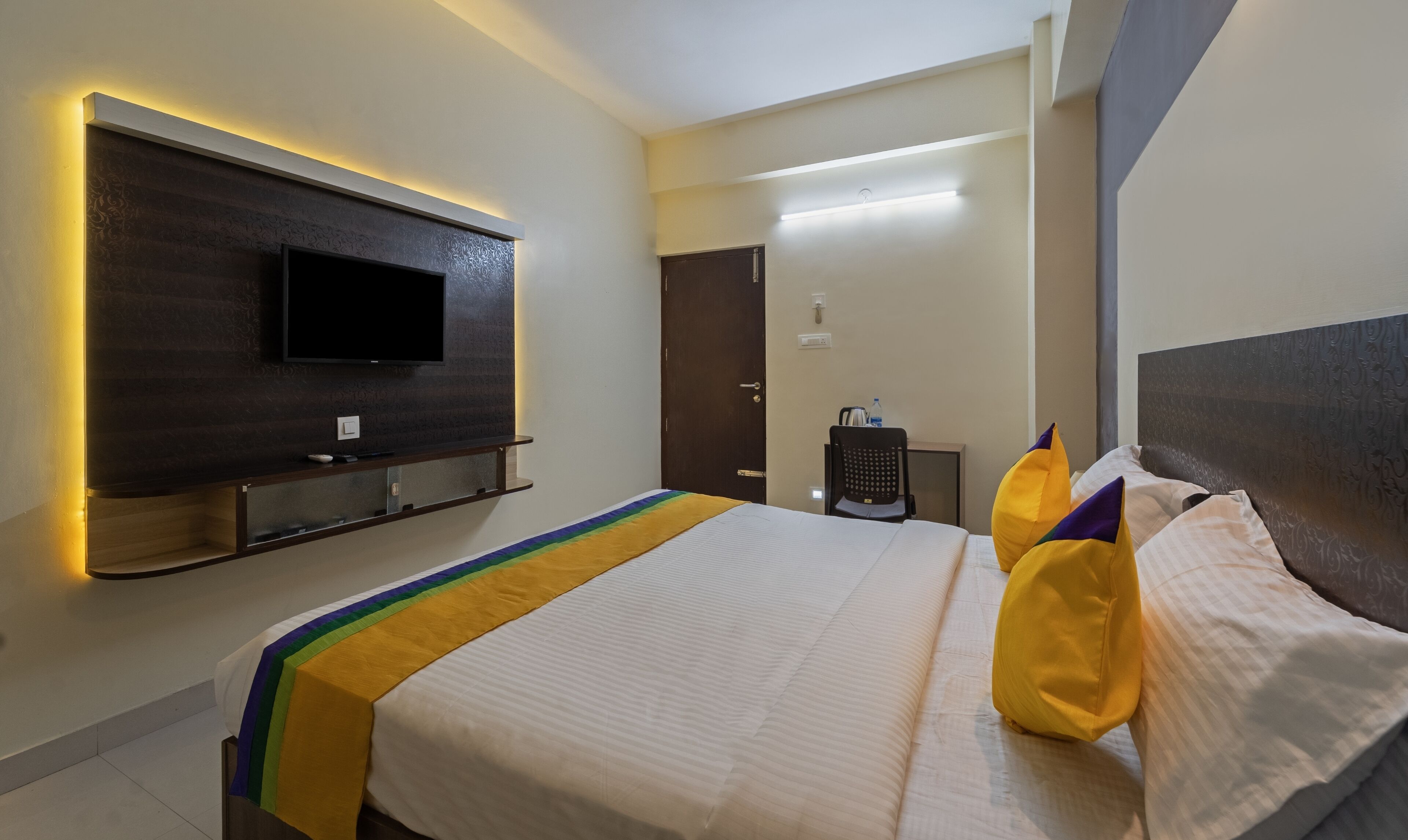 deluxe double room, non smoking | in-room safe, desk, free rollaway beds, bed sheets