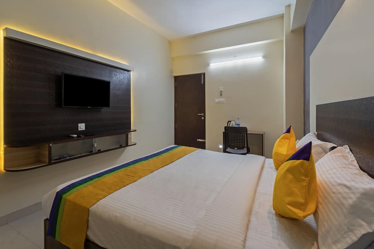 deluxe double room, non smoking | in-room safe, desk, free rollaway beds, bed sheets