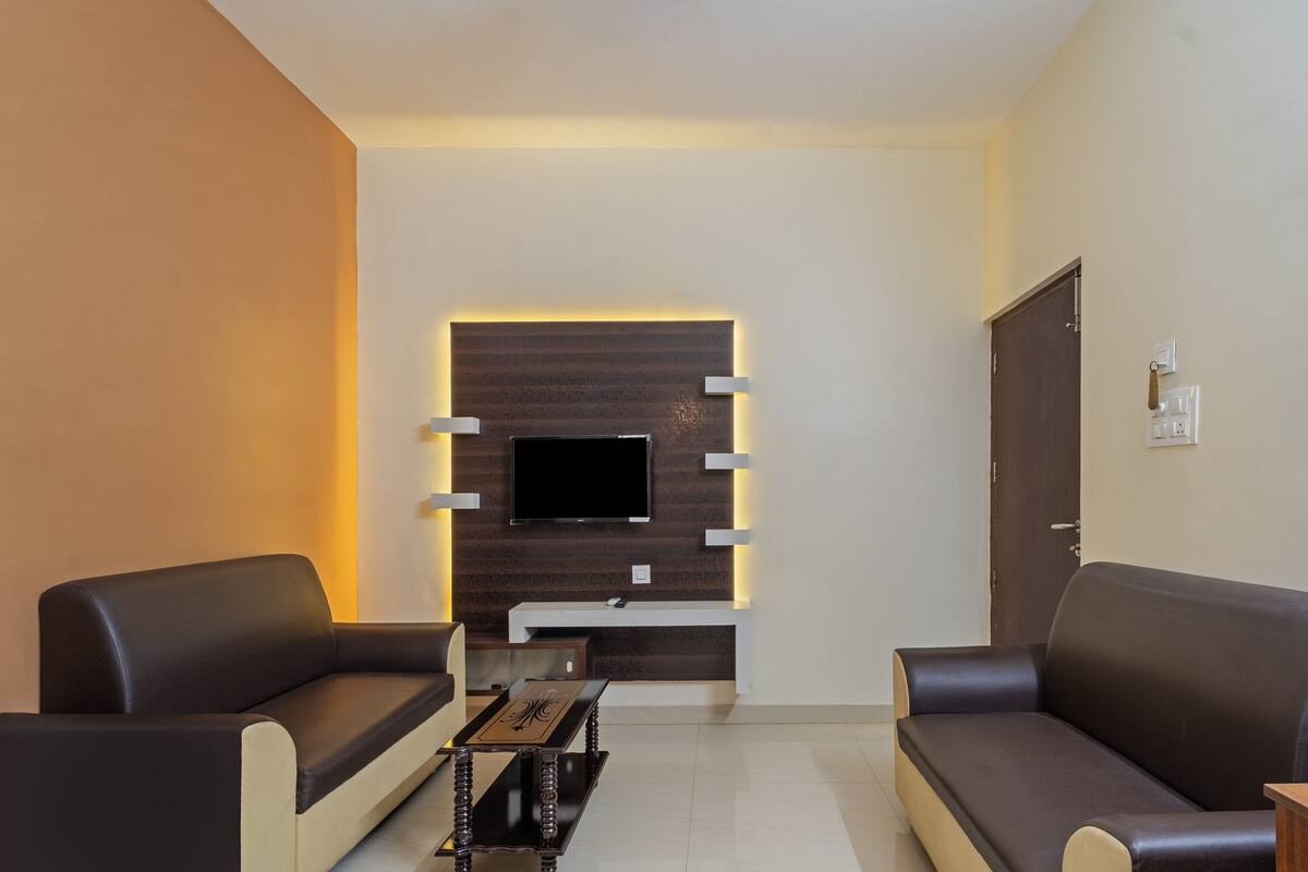 premium double room, non smoking | in-room safe, desk, free rollaway beds, bed sheets