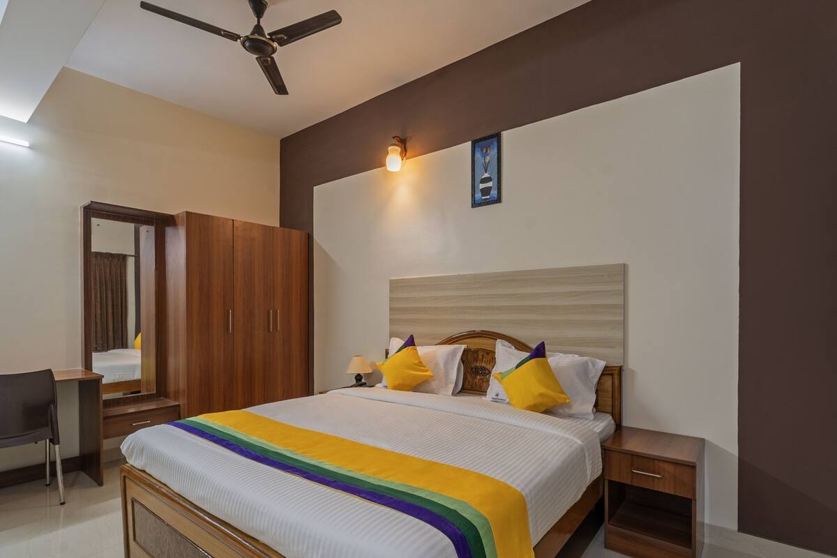 premium double room, non smoking | in-room safe, desk, free rollaway beds, bed sheets