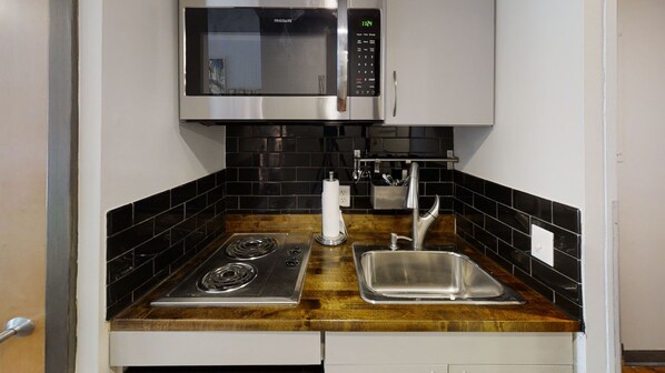 Kühlschrank, Mikrowelle, Wasserkocher mit Kaffee-/Teezubehör, Toaster