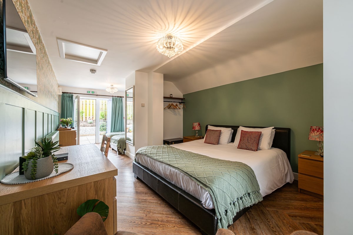 Deluxe Suite, Ensuite, Courtyard View | 1 bedroom, premium bedding, pillowtop beds, individually decorated