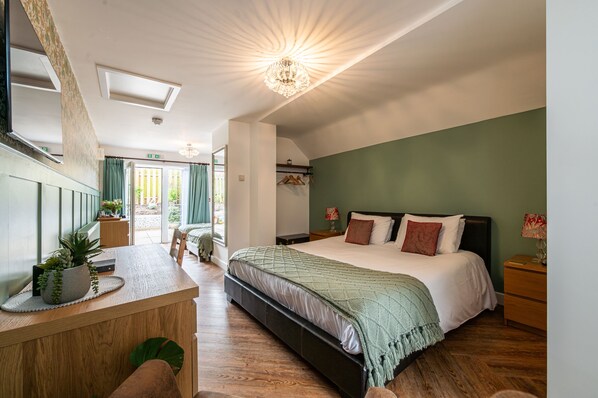 Suite Deluxe, bagno in camera, vista cortile | Biancheria da letto di alta qualità, materassi a doppio strato