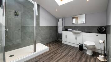 Superior Suite, Ensuite, Courtyard View | Bathroom | Shower, free toiletries, hair dryer, towels