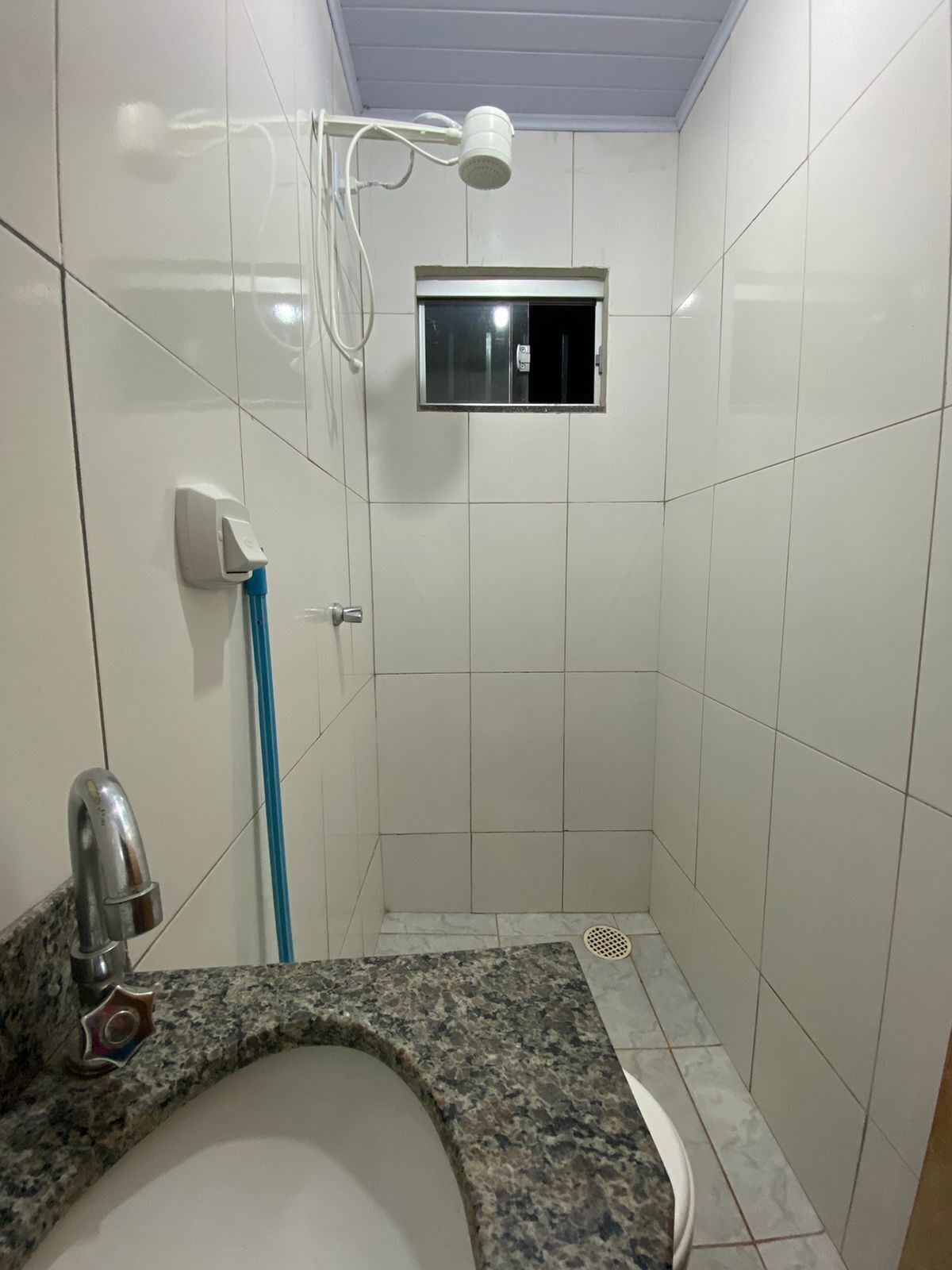 Dusj, håndklær og toalettpapir