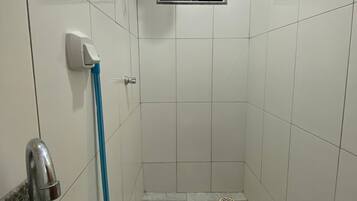 Dusj, håndklær og toalettpapir