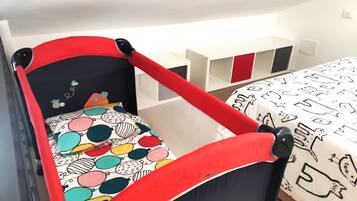 1 sovrum, vÀrdeförvaringsskÄp pÄ rummet, skrivbord och resesÀng